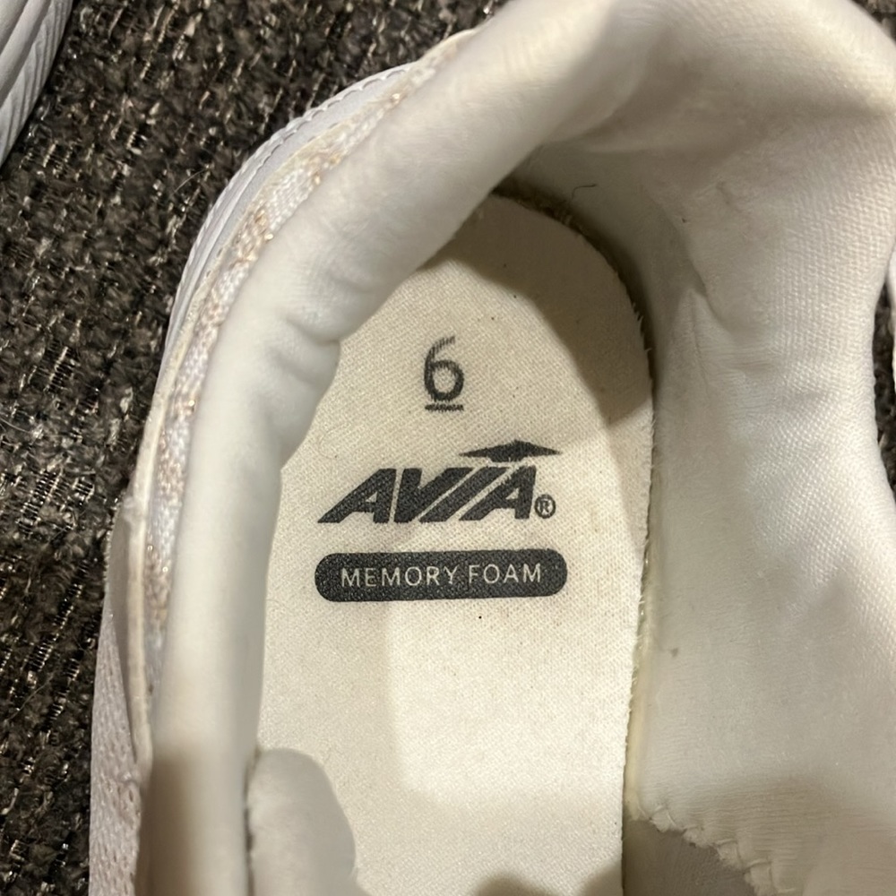 EUC Sz 6 women’s AVIA white/gold mesh lace up sneakers - Picture 5 of 9